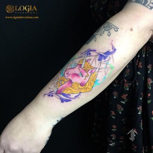tatuaje-color-unicornio-brazo-logia-barcelona-dif 